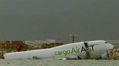 রানওয়ে থেকে ছিটকে সাগরে কার্গো প্লেন, হংকং বিমানবন্দরে নিহত ২